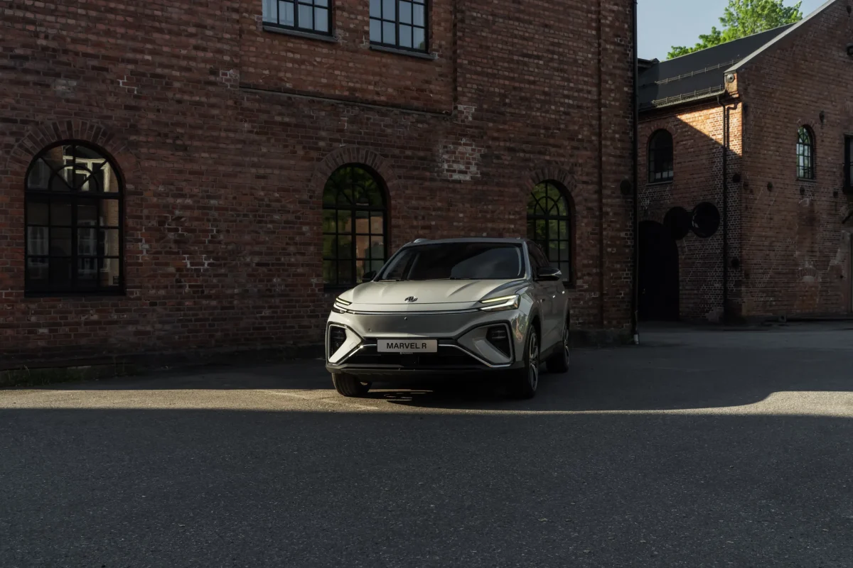 Ny SUV foran murbygg i kveldslys