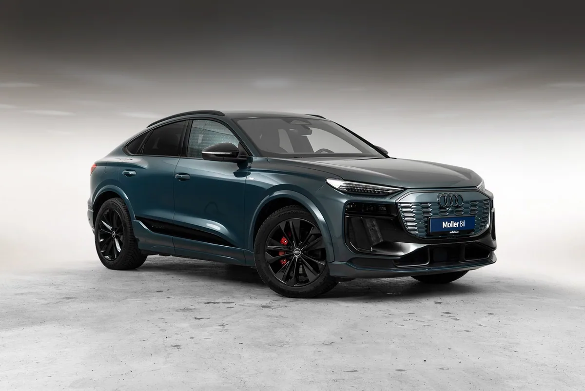Mørk grønn Audi Q6 e-tron fotografert som annonsebilde for Møller Bil