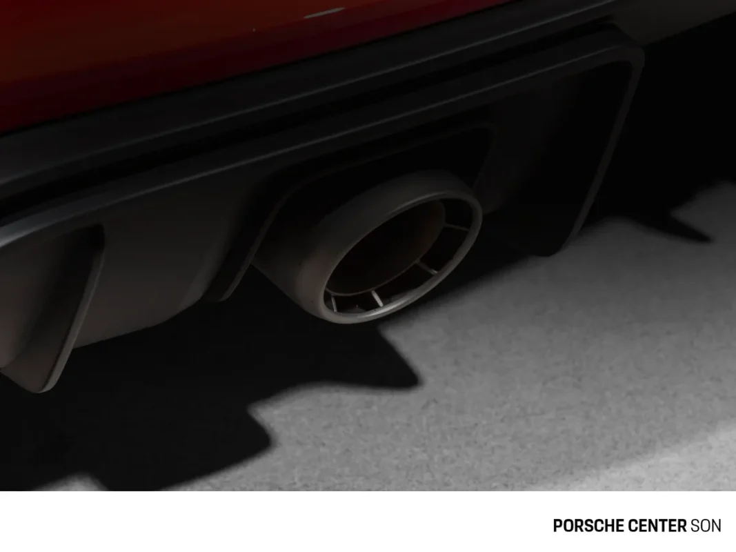 Nærbilde av eksosutløp med logolinje for Porsche Center Son